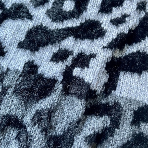 Vince Camuto Cheetah Print Sweater Gray Crewneck Women’s Size Medium​ Black - Picture 5 of 9